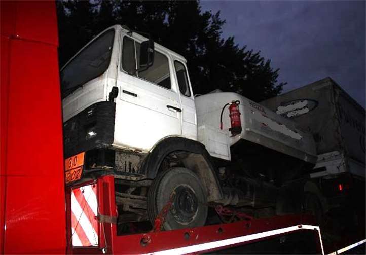 Ein kontrollierter LKW hatte ein älteres Heizöltankfahrzeug geladen und überschritt damit die maximal zulässige Höhe.Polizei Koblenz