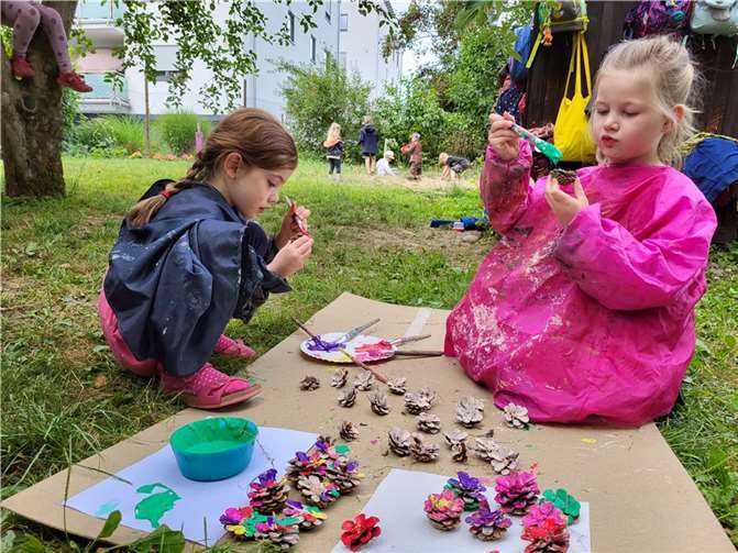 Ein kreatives Highlight der Woche war das Bemalen von Tannenzapfen, aus denen sie ein wunderschönes Kunstwerk schufen. Foto: Anja Maier