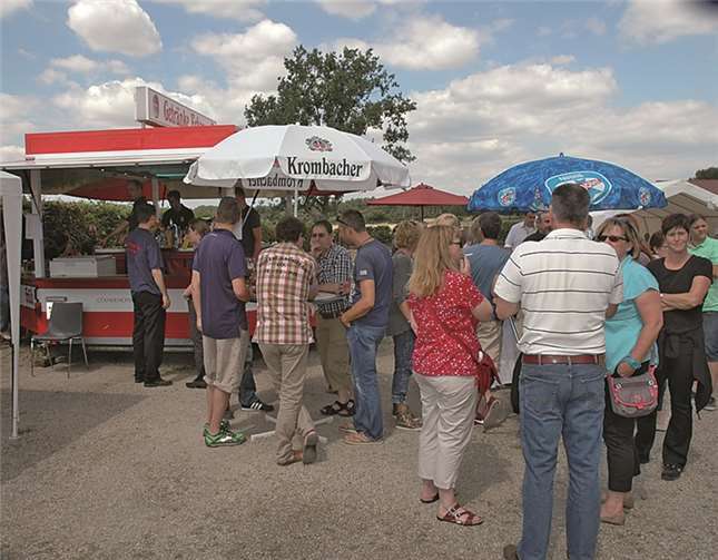 Ein kühles Getränk und nette Gespräche gehören zum Fest dazu. Weigert