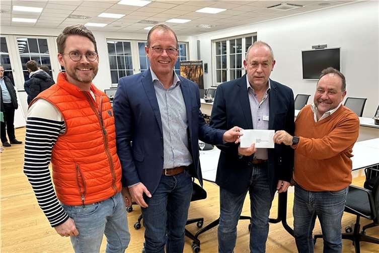 Ein „kulinarischer“ Gutschein als Dank und als Anerkennung für Matthias Steffens (2. v. r.) – nach jahrzehntelanger Zusammenarbeit im Zweckverband Zentralkläranlage Mendig (v. l.): Andreas Loeb, Werkleiter Wasser und Abwasser VG Mendig, Jörg Lempertz, Verbandsvorsteher und Bürgermeister VG Mendig, Alfred Schomisch, stellvertretender Verbandsvorsteher und Bürgermeister VG Vordereifel.  Foto: VG-Verwaltung Mendig/Stefan Pauly