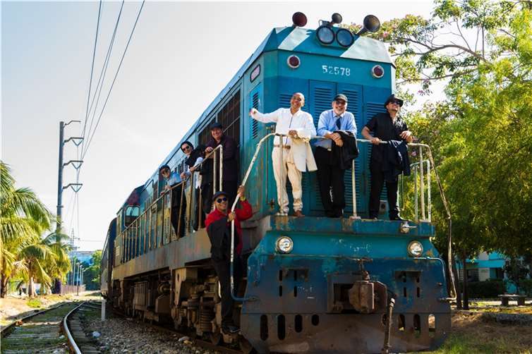 Ein kultureller Höhepunkt in der Region ist jährlich das Kleinkunstfestival „Folk & Fools“ in der Stadthalle Montabaur, das es ohne Sponsoren aus der Wirtschaft nicht geben würde – Top-Act der 33. Ausgabe am Samstag, 18. November ist die Band „Conexion Cubana“ aus Kuba. Dass die acht Musiker mit dem Zug anreisen, ist unwahrscheinlich. Foto: Tom Kramer