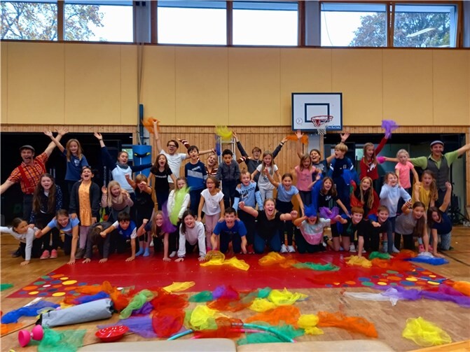 Ein kunterbuntes Programm sorgte bei der Zirkusfreizeit für ausgelassene Stimmung.  Foto: Stadt Neuwied