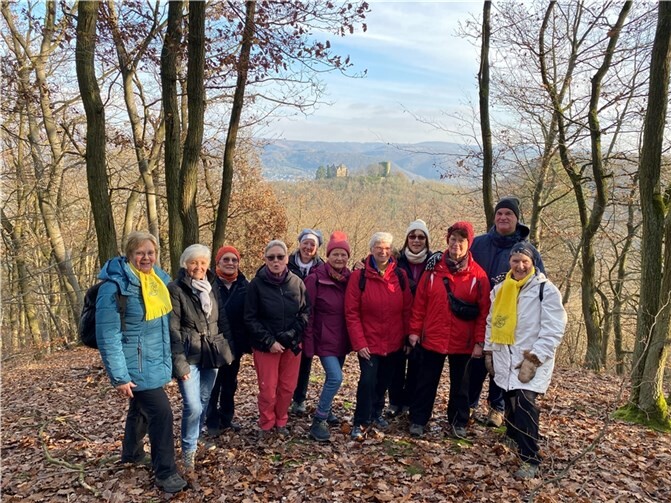 Ein kurzer Abstecher zu einem Aussichtspunkt mit Blick auf die Burg Rheineck sorgte für Begeisterung bei den Teilnehmenden.  Foto: Ski-Club Remagen