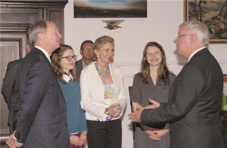 Ein kurzes aber intensives Gespräch führte OB Hofmann-Göttig mit der Familie Emerson in lockerer Atmosphäre.