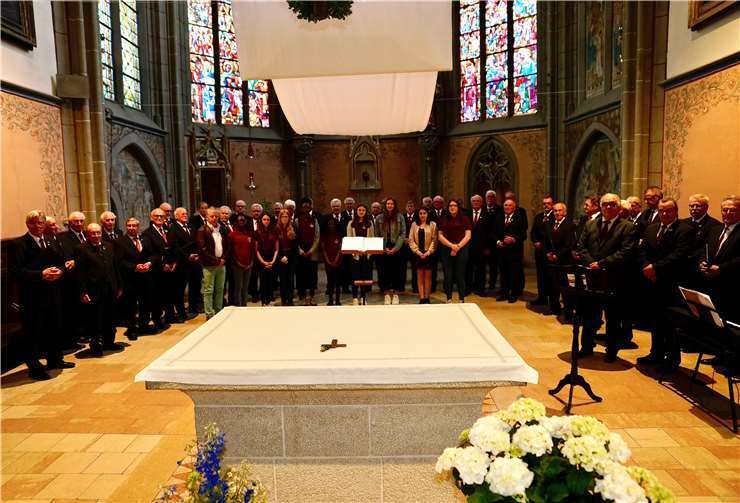 Ein lang anhaltender Applaus zeigte, dass die Chöre, dieSänger und Sängerinnen ein tolles Konzert dargeboten haben. Fotos: -KG-