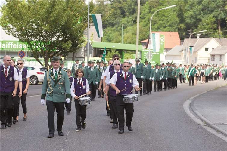 Ein langer Zug ging durch das Dorf.