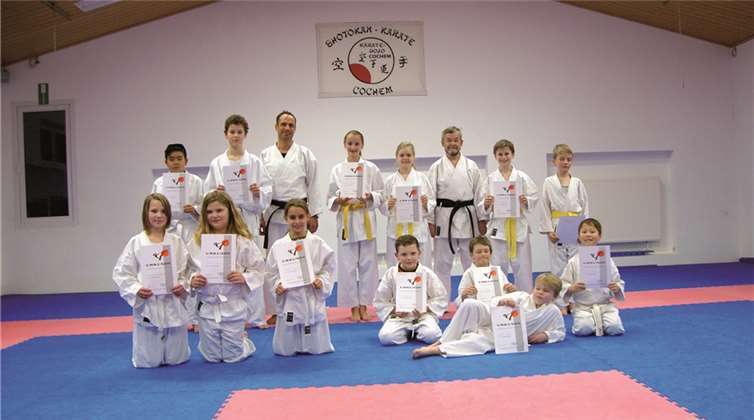 Ein langes und intensives Training hat sich ausgezahlt. Endlich konnten die Aspiranten ihre Prüfung zum 8. Kyu (Gelbgurt) und 7. Kyu (Orangegurt) ablegen. privat