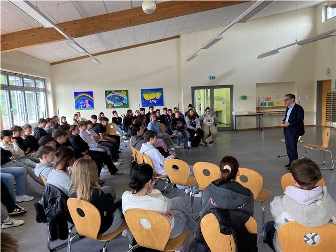 Ein lebhafter Austausch über die Themen der Zeit entwickelte sich zwischen dem Bundestagsabgeordnete Thorsten Rudolph und den Schülern und Schülerinnen der zehnten und zwölften Klassen. Quelle: Realschule plus und FOS Untermosel