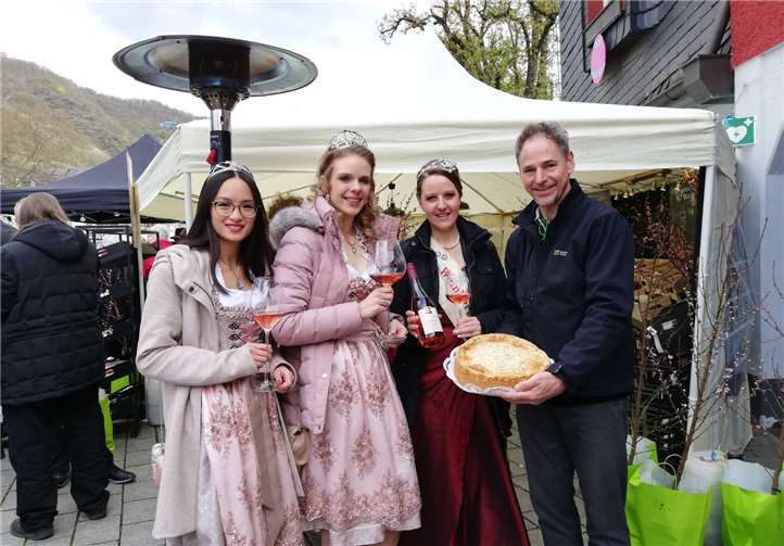 Ein leckerer Kuchen mit Pfirsichfüllung und prickelnder Pfirsichsekt hatte es den Cochemer Majestäten angetan. Fotos: TE