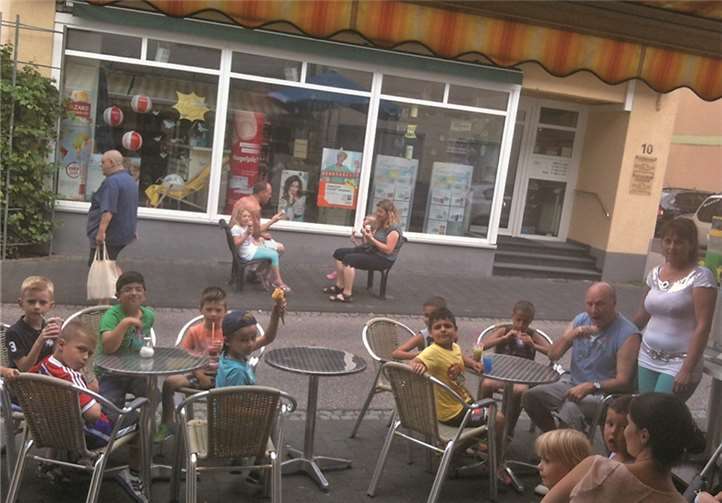 Ein leckeres Eis Eiscafé Pantera Rosa gab es für die kleinen Fußballer zum Abschluss der Saison. privat