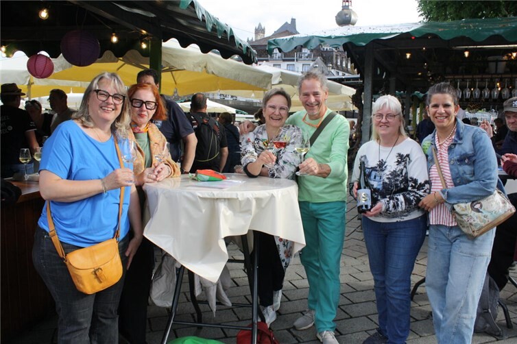 Ein leckeres Weinchen in Ehren kann niemand verwehren. Viele Weinfreunde ließen sich dessen fruchtige Vielfalt schmecken.