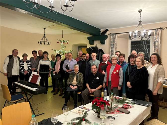 Ein leckeres und reichhaltiges Buffet, lustige aber auch besinnliche Vorträge, viel weihnachtlicher Gesang und als Höhepunkt eine große Tombola mit tollen Preisen. Foto: privat