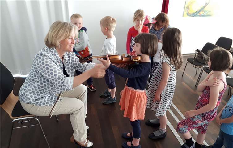 Ein lehrreiches Programm mit praktischen Experimenten erwartete die 90 jungen Gäste.privat