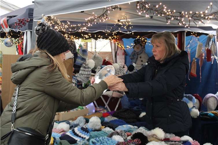 Ein letzter Blick in den Spiegel – die neue Mütze passt perfekt!