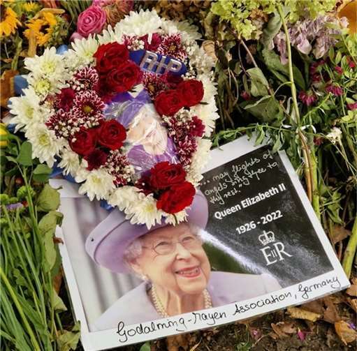 Ein letzter Gruß des DEFK Mayen-Godalming an die verstobene Queen.  Fotos: A. Weiß