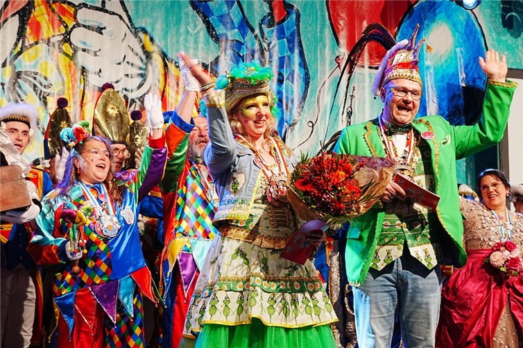 Ein letzter Jubel: Ex Prinz Sven und Prinzessin Sarah werden von der KG´s mit großem Dank aus dem Amt verabschiedet. 