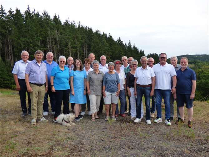 Sportschützen Burg Altenwied sind passé Ein letztes Foto vor der Wiedtalkulisse von den Mitgliedern des Vereins Sportschützen Burg Altenwied beim Auflösungstreffen.Foto: Hans Hartenfels