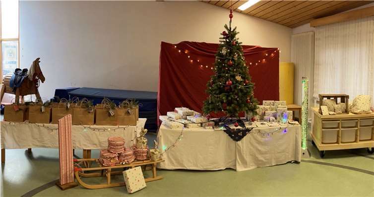 Ein liebevoll geschmückter Turnraum mit zahlreichen Geschenken wartete auf die Kinder.  Foto: Kita Trimbs