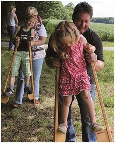 Ein lustiger Nachmittag wurde mit Aktionen wie zum Beispiel „auf Stelzen laufen“ verbracht.Privat