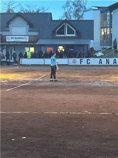 Ein matschiger Hartplatz und ein frustrierter TuS-Keeper Kauert. Foto: LS