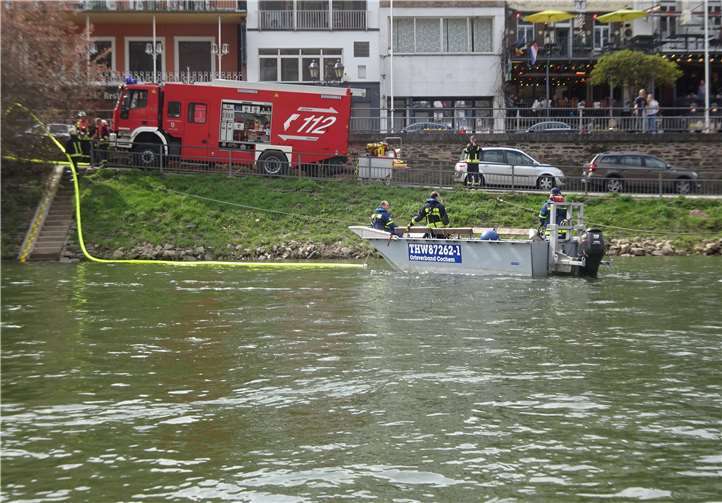 Ein mit Luft befüllter Schlauch wird als Ölsperre ausgebracht.