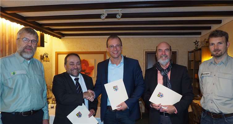 Ein mit Sicherheit erfolgreiches Team für die Zukunft. Auf die Leitung des Forstreviers und den Zweckverband Ettringen-Rieden wartet viel Arbeit für die Zukunft des Waldes in der Region. Forstamtsleiter Bolko Haase, stellvertretender Verbandsvorsteher Alfred Schomisch, Verbandsvorsteher Jörg Lempertz, der neue stellvertretende Verbandsvorsteher Rudolf Wingender, sowie der neue Forstrevierleiter Stefan Braun. (v.l.n.r.). Foto: VG Mendig