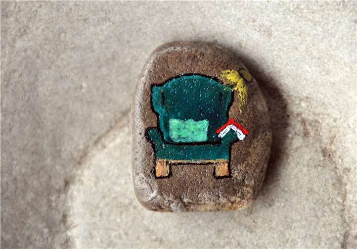 Ein mit einem Ohrensessel bemalter Adventsstein. der im Sinziger Gemeindebüro ankam. Foto: privat