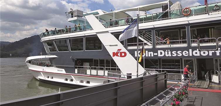 Ein modernes Ausflugsschiff bringt die Schulfamilie nach ihren Ausflügen stets wieder nach Sinzig. privat