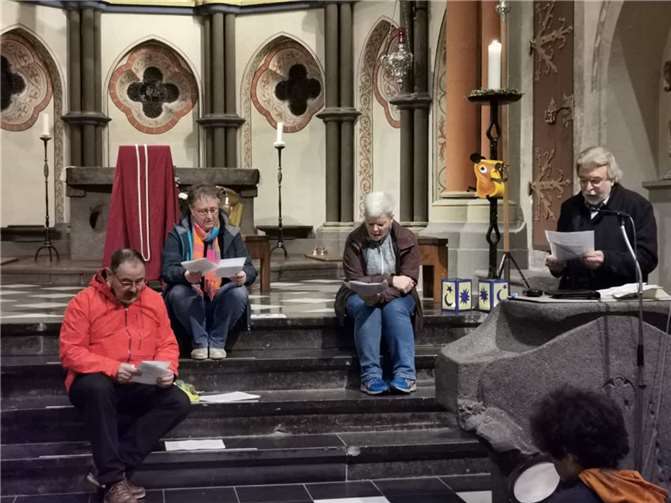 Ein modernes Martinsspiel für Kinder präsentierten (v.l.n.r.) Volker und Petra Collinet, Elisabeth Bußmann und A.-Peter Gillrath. Foto: Andreas Kossmann