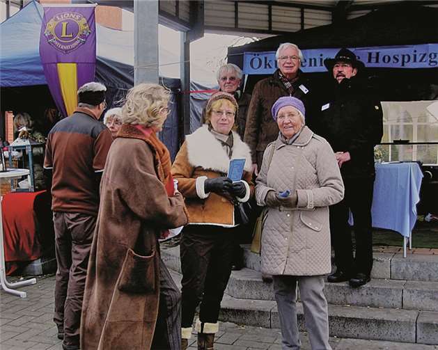 Ein munteres Treiben herrschte an dem Basar-Stand des Lions Clubs Bonn-Rhenobacum zu Gunsten der Ökumenischen Hospizgruppe e.V. Rheinbach-Meckenheim-Swisttal (hintere Reihe v.l.n.r): Lions-Clubmaster Dieter Klepzig, Lions-Präsident Joachim Krüger und 1. stellvertretender Vorsitzender der Ökumenischen Hospizgruppe, Kurt Surges.privat