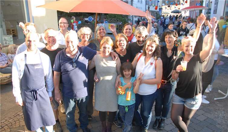 Ein munteres Völkchen, die Geschäftsleute in der Grenzhausener Hermann-Geisen-Straße.