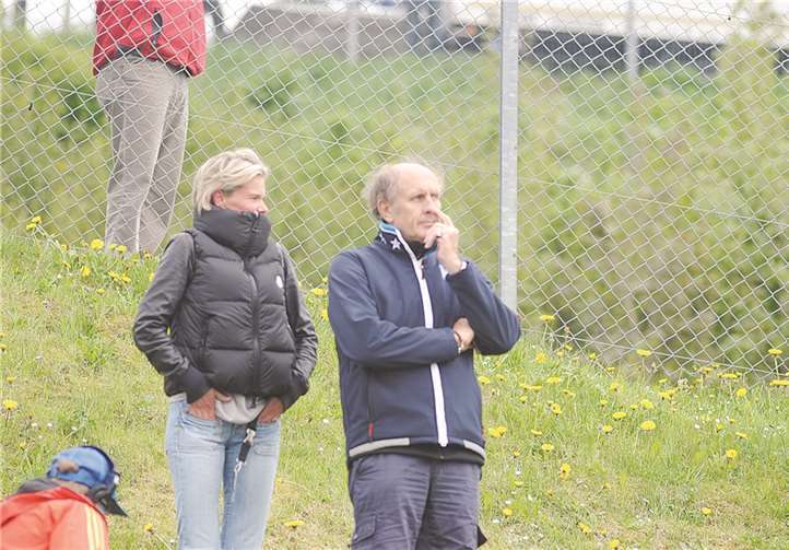 Ein nachdenklicher Hans-Joachim Stuck beobachtet die ersten Minuten nach dem Start, seine . Und das macht das 24h-Rennen auch aus. Überall, auch an Rennabschnitten, an denen man nicht mit ihnen rechnet, begegnen den Fans die Rennlegenden. Rennsportler zum Anfassen. U.Weiner