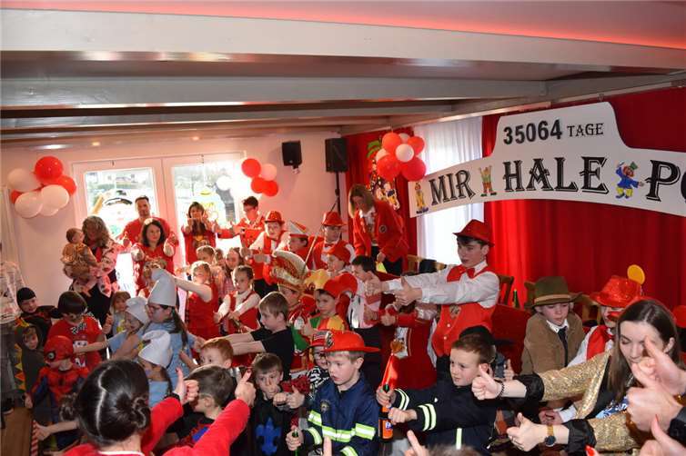 Ein närrischer Tag voller Spaß, Musik und guter Laune – so feiert der Nachwuchs auf „Hüh und Scheldche“.  Foto: privat