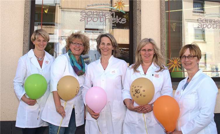 Ein nettes, fachlich sehr kompetentes und auch sehr aktives Team in der „Sonnen-Apotheke“: v.li. Julia Alberti, Nicola Münz, Inhaberin Dr. Susanne Doll, Michaela Jablonski und Silke Marx.US