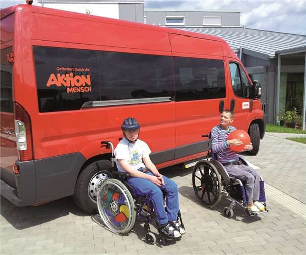 Ein neuer Bus erleichtert die Selbstorganisation der Wohngruppe erheblich.  Privat