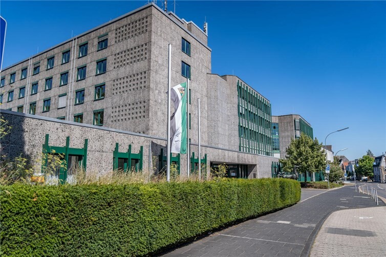 Ein neuer Fotoautomat bei der Kreisverwaltung ermöglicht eine unkomplizierte und sichere Erstellung digitaler Passbilder bei der Ausländerbehörde.