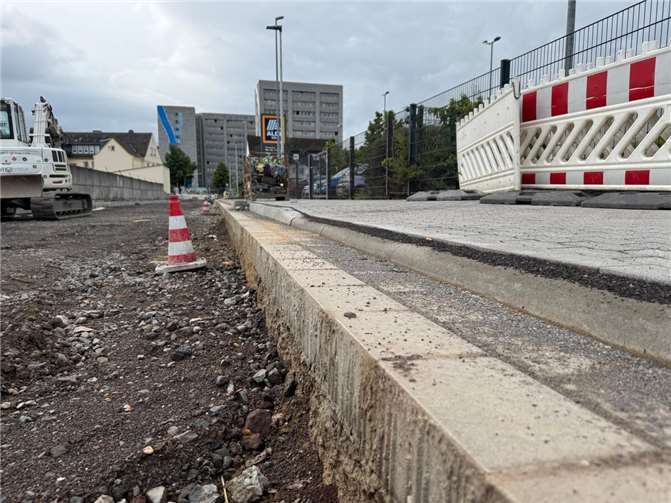 Ein neuer Gehweg von einer Breite mit 2,5 m sorgt für problemlosen Begegnungsverkehr.
