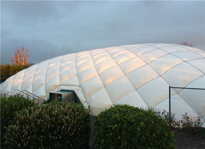 Ein neuer Zeitrekord wurde beim Aufbauen der Traglufthalle aufgestellt.privat