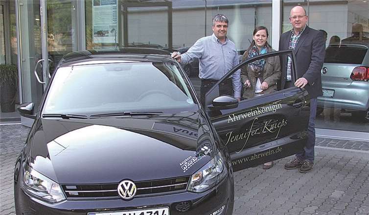 Ein neues Auto für die Ahrweinkönigin (v.li.): Harald Mönch vom Autohaus Mönch Altenahr, die Ahrweinkönigin 2013/2014 Jennifer Knieps und Marc Adeneuer, Vorsitzender Ahrwein e.V. privat