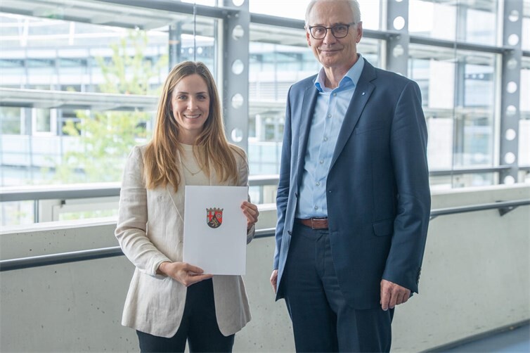 Ein neues Gesicht an der Hochschule Koblenz: Prof. Dr. Sina Weiss verstärkt den Fachbereich Ingenieurwesen. Hier mit Prof. Dr. Karl Stoffel, Präsident der Hochschule Koblenz. Bild: Hochschule Koblenz