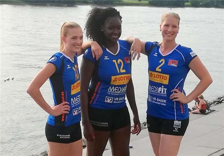 Ein neues Mannschaftsbild und neue Werbeträger auf dem Spieltrikot: Die Deichstadtvolleys trafen sich am zurückliegenden Mittwoch zum obligatorischen Fotoshooting an der Neuwieder Rheinpromenade.Hier Lena Hoffmann (10, bisher ASV Landau in der Oberliga Rheinland-Pfalz/Saar) steht als Mittelblockerin zur Verfügung. Anne Taubmann (2, die in der Bundesliga bereits für das Volley Team Sonthofen gespielt hat - agiert ebenfalls als Mittelblockerin. Ins fünfte VCN-Jahr geht Sarah Kamarah (12, Bildmitte), die jüngst zur neuen Mannschaftsführerin gewählt wurde. Fotos: Uwe Lederer