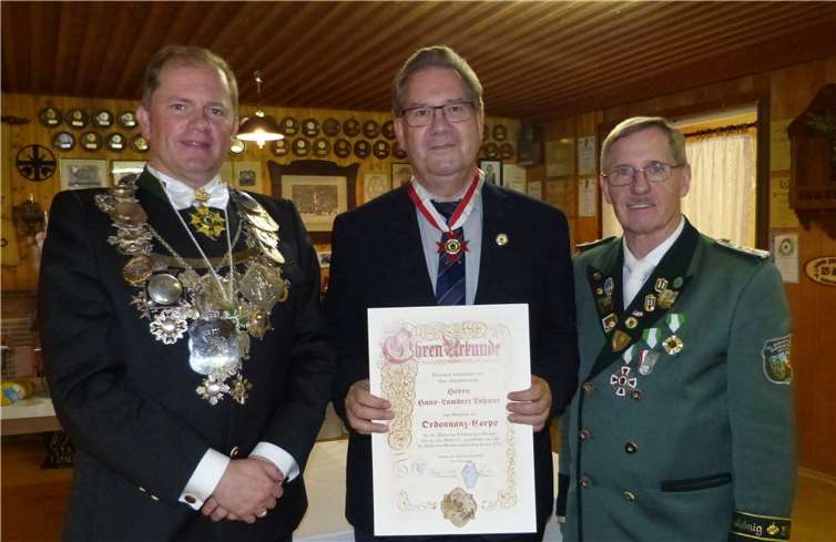 Ein neues Mitglied im Ordonnanz-Corps der St. Hubertus Schützen ist Hans-Lambert Lohmer, der von Hptm.H.-P. Floter und König StephanPauly mit Urkunde, Corpskreuz und Nadel ausgezeichnet wurde.