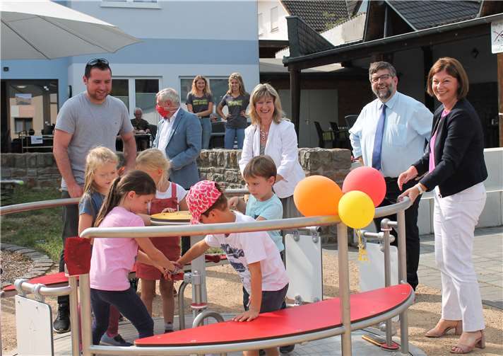 Ein neues Spielgerät vor dem Calmont-Forum kann von allen Kindern, gleich, ob beeinträchtigt oder nicht, benutzt werden.Fotos: VG Cochem