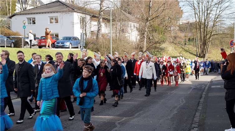 Ein nicht enden wollender Strom von Karnevalisten zog am Karnevalsfreitag durch die Straßen Richtung Rathaus.