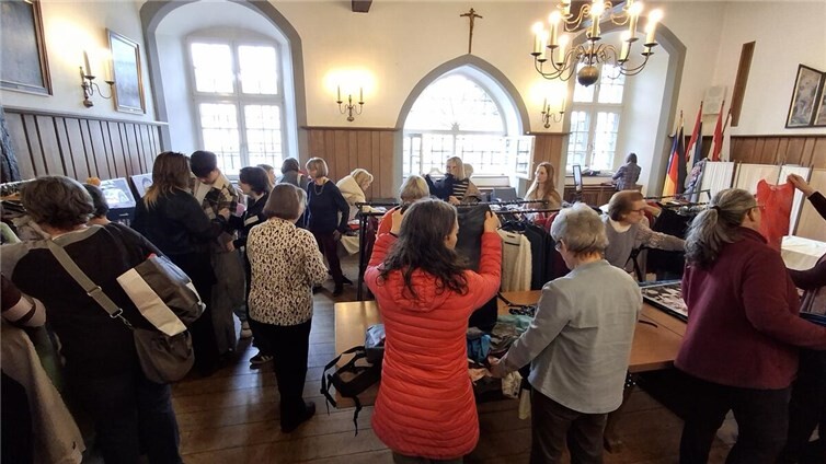 Ein nicht zu erwartender Ansturm hatte die diesjährige Kleidertausch-börse des Vereins Eine-Welt Linz und des Weltladens.  Foto: Hans-Joachim Schmitz