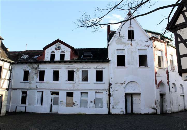 Ein noch jämmerlichen Anblick als zuvor bietet die Fassade der „Löwenburg“ nach der Entkernung des Gebäudes.