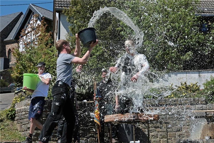 Ein paar Eimer kaltes Wasser aus dem Brunnen gehören dazu ...