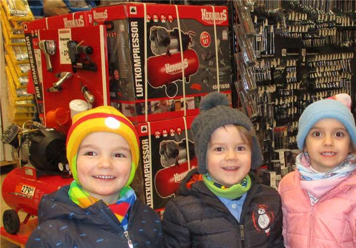 Ein paar Kinder der städtischen Kita Rommersdorf haben mit der Anerkennungspraktikantin Julia Dietz ein Projekt über das Thema Werken gestaltet.privat