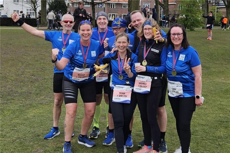 Ein paar der LG-Finisher strahlen mit ihrer Medaille um die Wette.