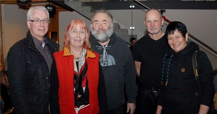 Ein paar der „Macher“ von Kultur im Alten Bahnhof (v.l.): Bürgermeister Volker Mendel,Antonia Fournier, Martin Henn, Arnold Parduch und Sabine Knorr-Henn. Fotos: KER